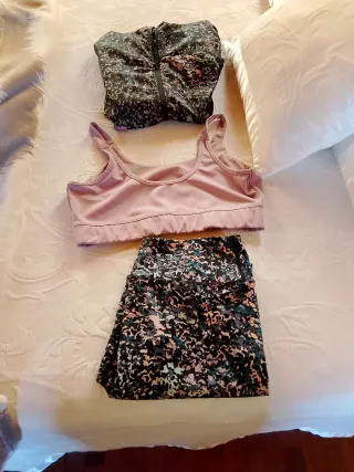 Conjunto deportivo mujer: top, leggings y cazadora