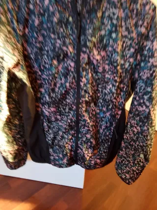 Conjunto deportivo mujer: top, leggings y cazadora