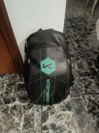 Pala + mochila  de pádel Kombat Vesubio 2025