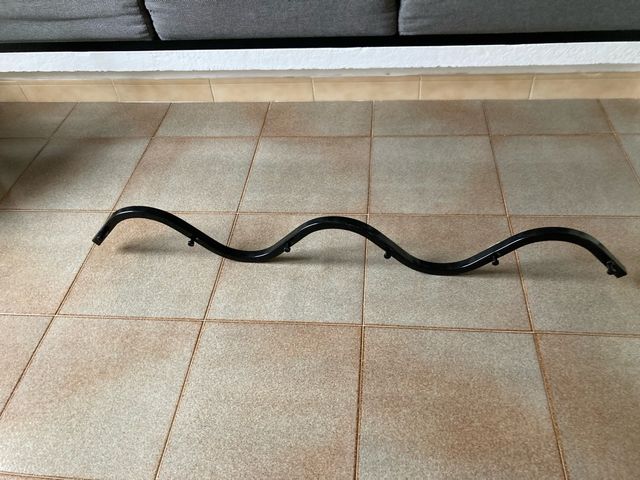 Percha de metal negra ondulada