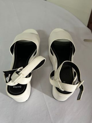 Sandalias Bershka plataforma blancas talla 40.