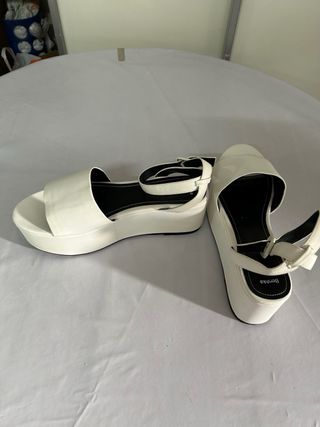 Sandalias Bershka plataforma blancas talla 40.