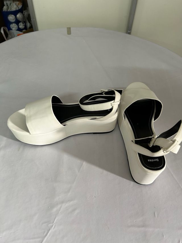 Sandalias Bershka plataforma blancas talla 40.