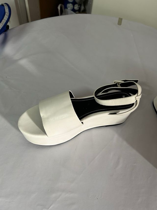 Sandalias Bershka plataforma blancas talla 40.