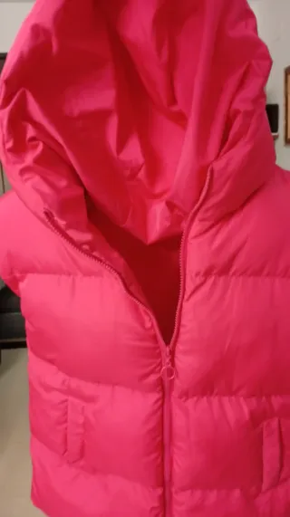 Chaleco largo rosa con capucha