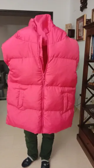 Chaleco largo rosa con capucha