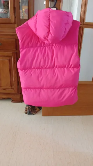 Chaleco largo rosa con capucha