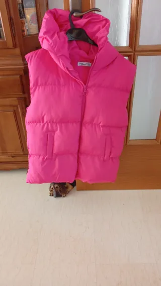 Chaleco largo rosa con capucha