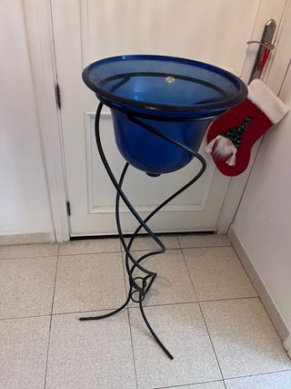 Jarrón azul de cristal con base de metal