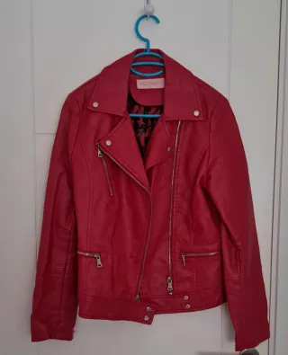 Cazadora roja efecto piel mujer