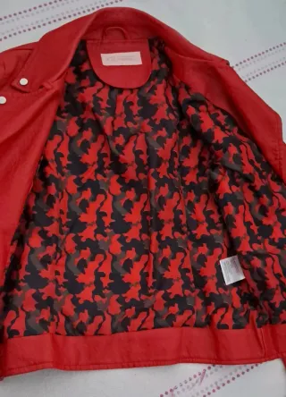 Cazadora roja efecto piel mujer