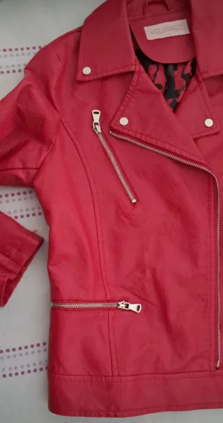 Cazadora roja efecto piel mujer