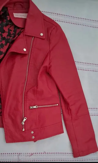 Cazadora roja efecto piel mujer