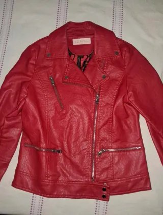 Cazadora roja efecto piel mujer