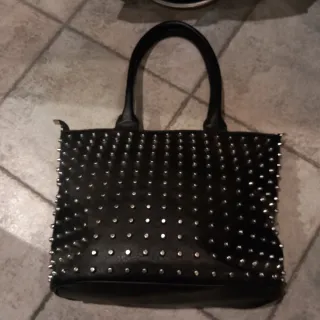 Borsa nero con borchie