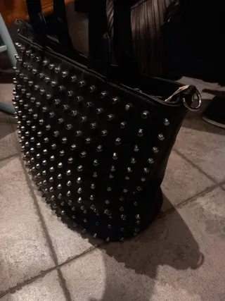 Borsa nero con borchie