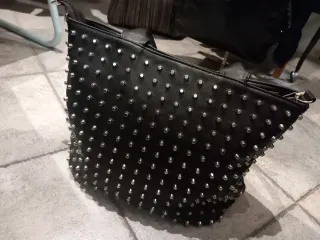 Borsa nero con borchie