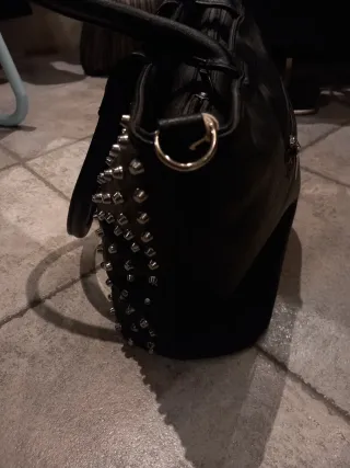 Borsa nero con borchie