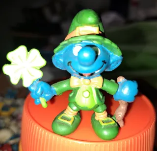 Puffo portafortuna con quadrifoglio