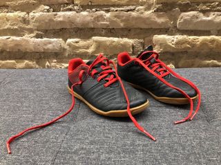 Zapatillas fútbol sala negras y rojas