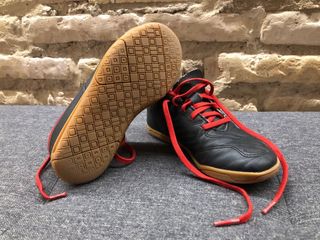 Zapatillas fútbol sala negras y rojas