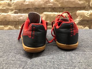 Zapatillas fútbol sala negras y rojas