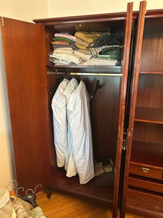 Dormitorio madera hecho a mano en buen estado