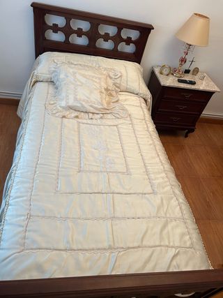 Dormitorio madera hecho a mano en buen estado