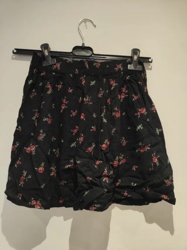 Falda negra con estampado floral