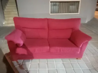 Sofá de tela rosa/rojo