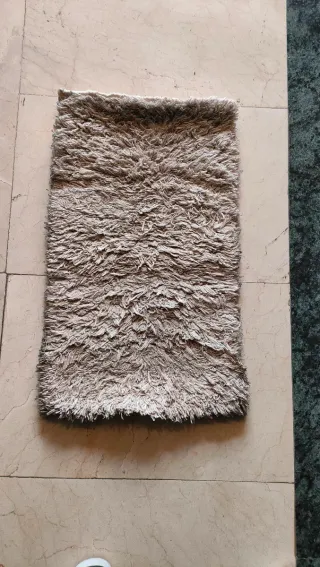 Alfombras de pelo beige y gris