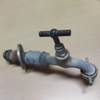 Grifo antiguo de metal