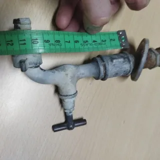 Grifo antiguo de metal