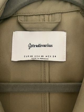 Gabardina verde Stradivarius