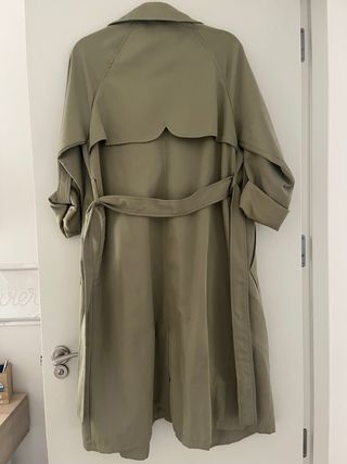 Gabardina verde Stradivarius