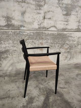 Silla Analy con reposabrazos madera maciza