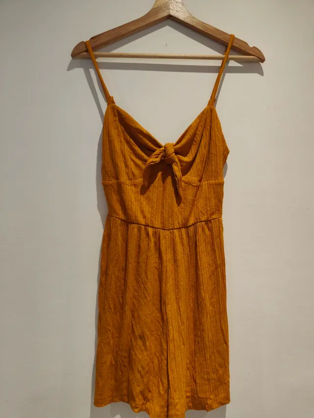 Mono corto amarillo mostaza con nudo