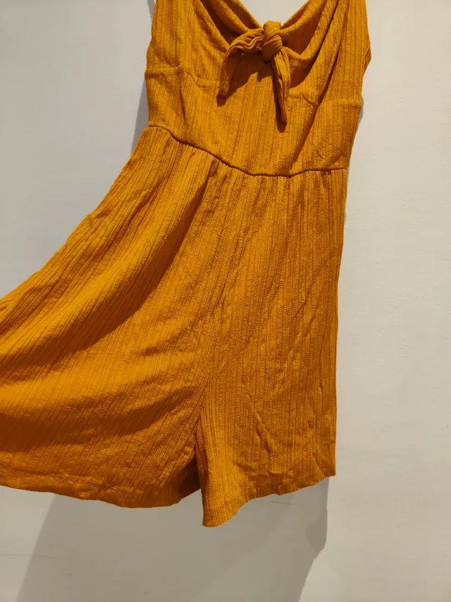 Mono corto amarillo mostaza con nudo