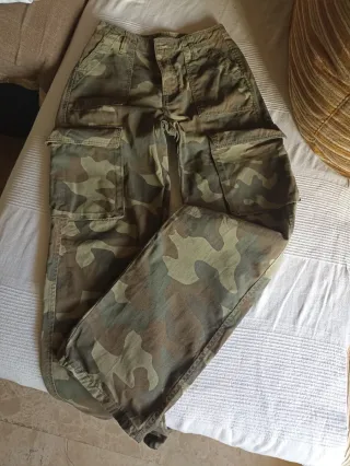 Pantalón cargo camuflaje Bershka