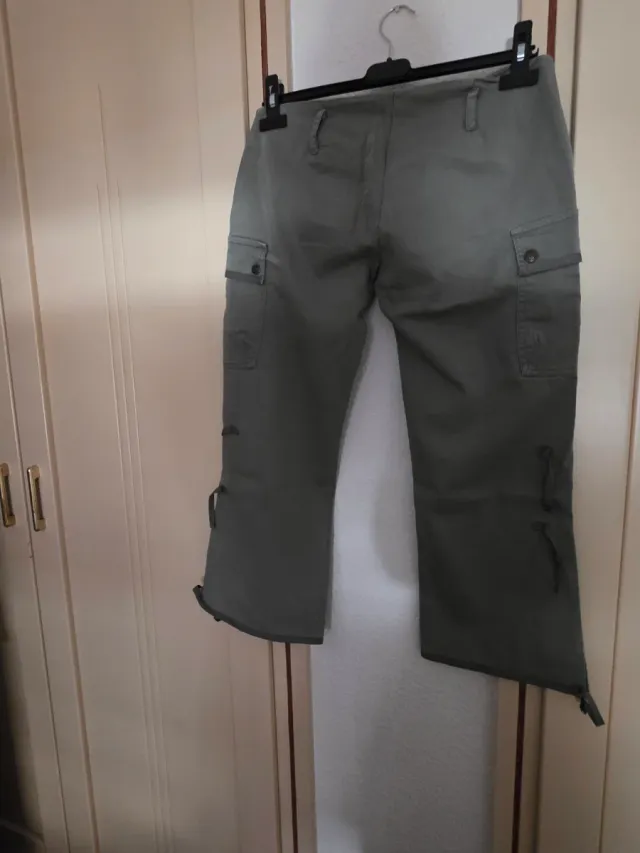 Pantalón mujer 3/4 verde militar