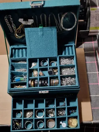 Conjunto de Pulseras y Colgantes + Joyero