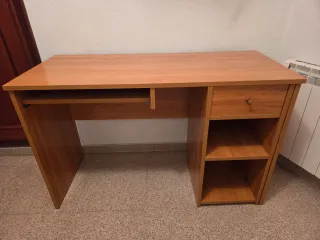 Escritorio de madera con cajón y estantes