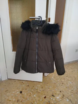 Abrigo acolchado verde con capucha