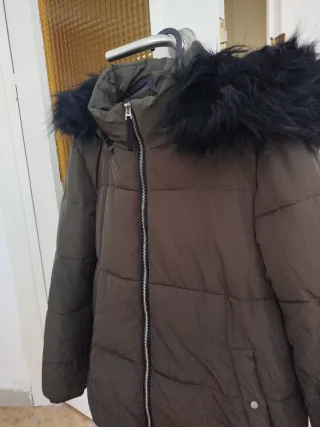 Abrigo acolchado verde con capucha