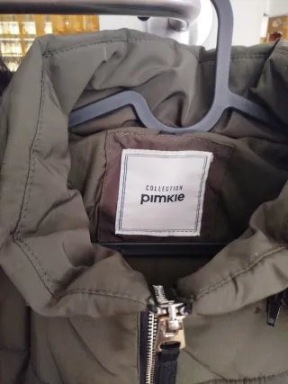 Abrigo acolchado verde con capucha