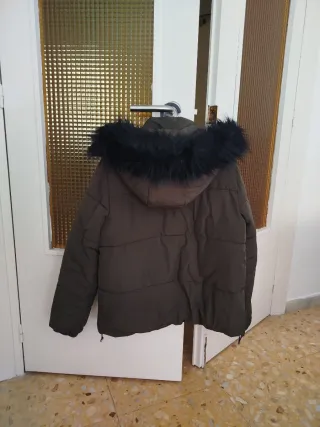 Abrigo acolchado verde con capucha