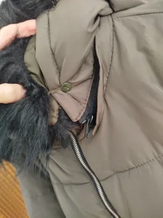 Abrigo acolchado verde con capucha