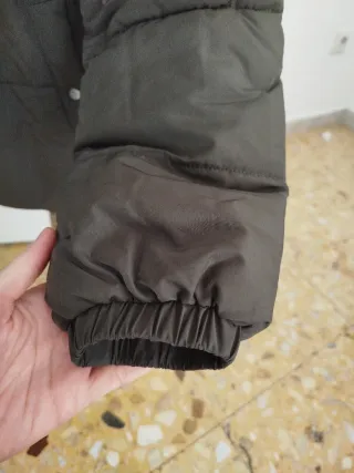 Abrigo acolchado verde con capucha