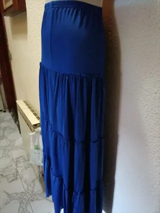 Falda larga azul con volantes