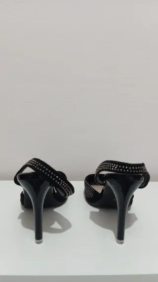 Tacones negros con pedrería
